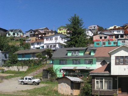 Typiske traehuse i den unike byggestil paa Chiloe.