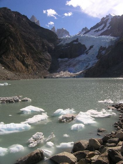 Laguna Piedras Blancas m. Glaciar Piedras Blancas og Monte Fitz Roy over sig.