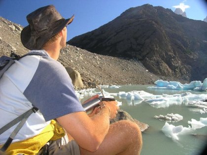 Axel nyder en taar maté ved Laguna Piedras Blancas.