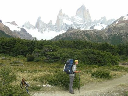 Marianne foran Fitz Roy-massivet paa vej tilbage til El Chalten.