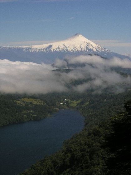 Vulkan Villarrica set fra en sti i Huerquehue nationalparken.