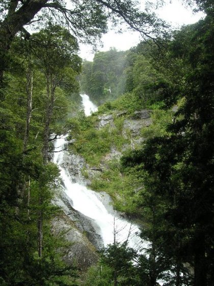 Vandfald i Huerquehue nationalparken.