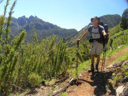 Axel paa vej op til et bjergpas i Huequehue nationalparken.