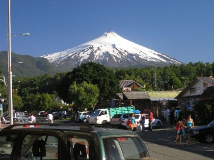 Vulkanen Villarrica set fra gaden i Pucón.