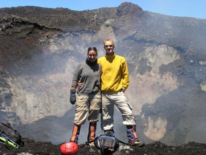 Axel og Marianne foran det rygende krater paa vulkan Villarrica (2840 m.o.h.).