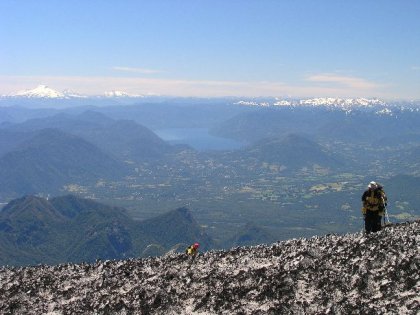 Udsigten over Pucón og det omkringliggende omraade set fra toppen af vulkan Villarrica.