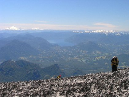 Udsigten over Pucón og det omkringliggende omraade set fra toppen af vulkan Villarrica.